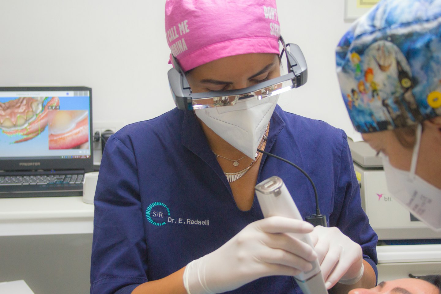Professionisti dentali usano uno scanner 3D per creare un modello digitale dei denti.